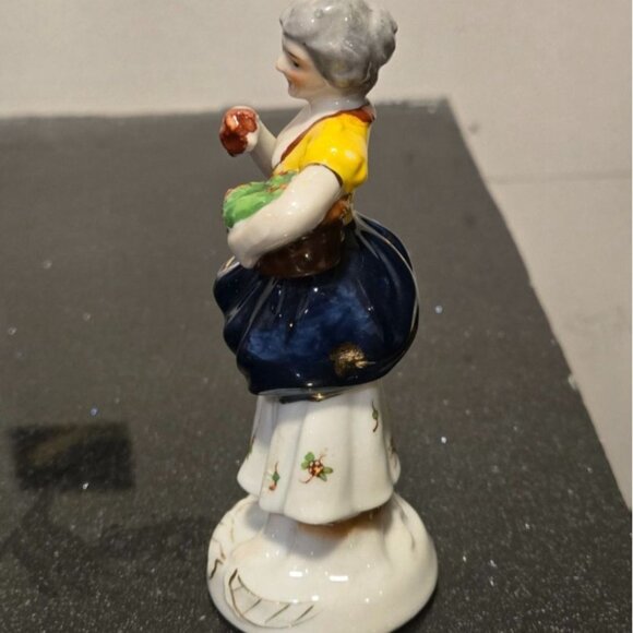 Antique Occupied Japan figurine Lady w/ flower basket gold gilding collectible - Picture 4 of 12